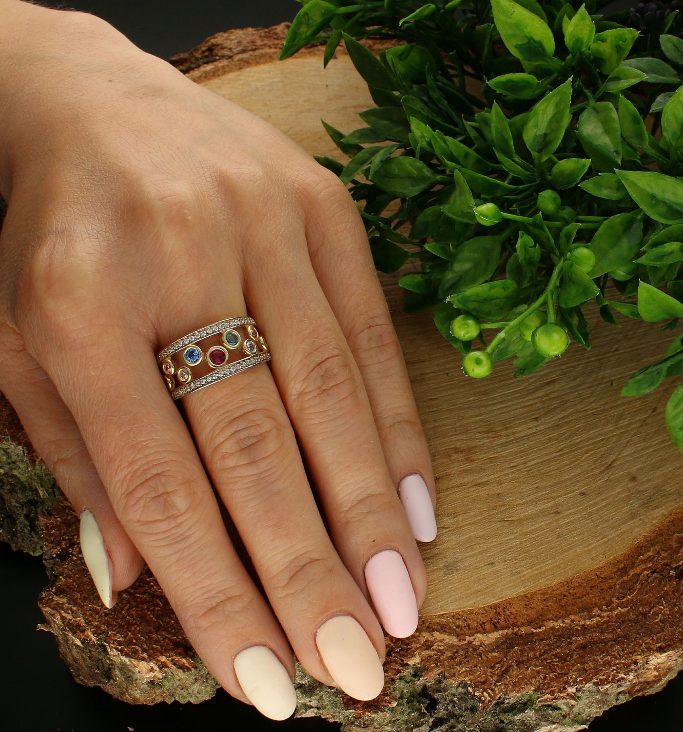 Złoty pierścionek 333 szeroki z kolorowymi cyrkoniami PI 4363A 333. Złoty pierścionek szeroki. Złoty pierścionek z cyrkoniami. Kolorowe cyrkonie. Żółte złoto. Pierścionek idealny dla każdej kobiety. Piękny pierścionek na prez (1).jpg